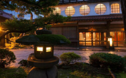 粟津温泉 石川県小松市にある温泉。新鮮で純度100%のお湯は、香りを楽しんだり口に含み全身に感じたりと鮮度が良いからこそ吸引できるお湯です。