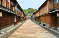 ひがし茶屋街 国の重要伝統的建造物群保存地区に選定されていて風情のある街並みに伝統工芸品売り場やお洒落なカフェなど観光客に人気なスポットです。