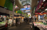 近江町市場 地元民をはじめたくさんの観光客が集う商店街です。新鮮な魚・野菜・果物など「市民の台所」として親しまれています。