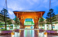 金沢駅 金沢駅の兼六園口にある鼓門(つづみもん)と呼ばれ時間帯によってライトアップします。