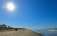 千里浜なぎさドライブウェイ 日本で唯一、砂浜を車で走れる海岸で有名です。普段とは違う爽快なドライブを楽しむことができます。