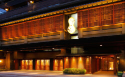 山代温泉 含石泉・食塩・芒硝泉の泉質から多彩な効能があるといわれており、1300余年の歴史を持っています。